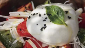 burrata-en-plato-de-madera-casa-maca-27e87c9c